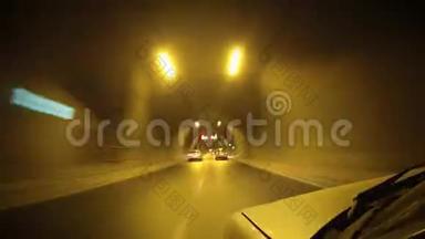 在一个隧道里绕了三圈，晚上有一辆车和附加的相机。